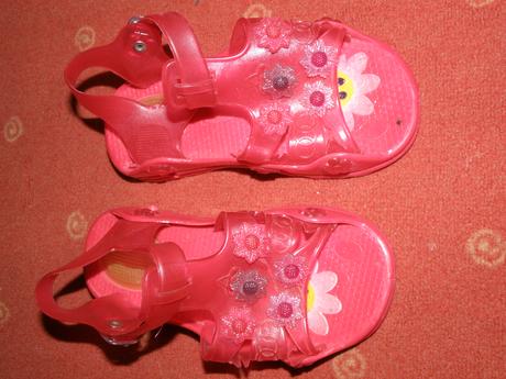 Gumenné sandálky, 25