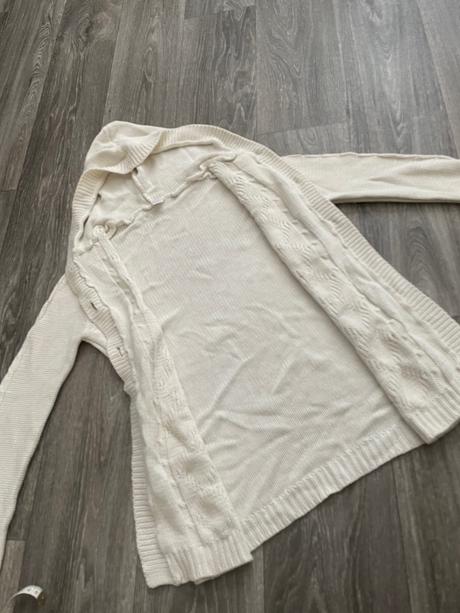 Biely sveter s kapucňou na gombíky, 146