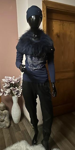 Elegantná tmavomodrá čiapka s aplikáciou,