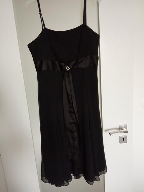 Čierne spoločenské šaty, 40