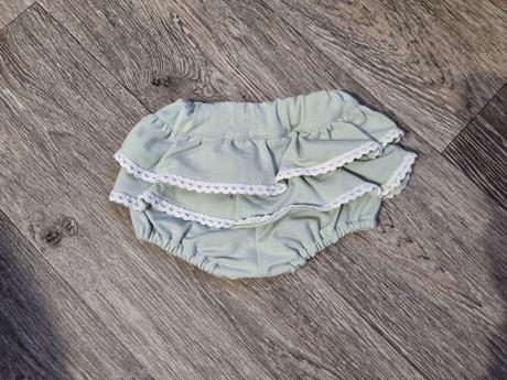 Kraťase/gaťky s volánikmi a čipkou, 62