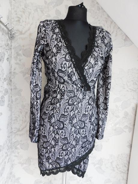 Velmi pekne čipkovane šaty, 36