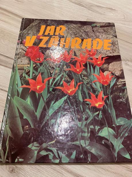 Krásna stará retro kniha jar v záhrade 1986, 