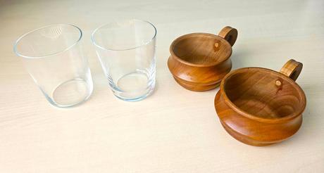 Sklenené poháriky na kávu v drevenom držiaku, 2 ks,