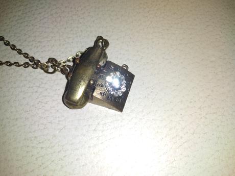 Nahrdelnik s telefonom,