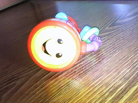 Svietiaca baterka hra spieva pocita,