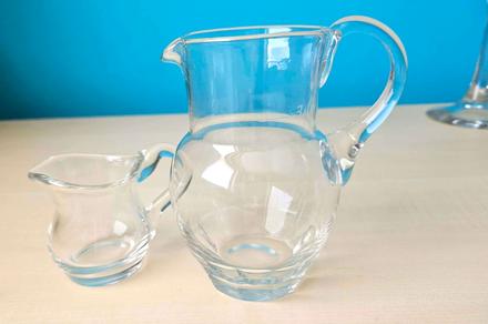 Dva malé džbánky z číreho skla, 