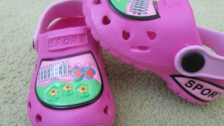 Veselé gumové crocsy za polovicu, 23