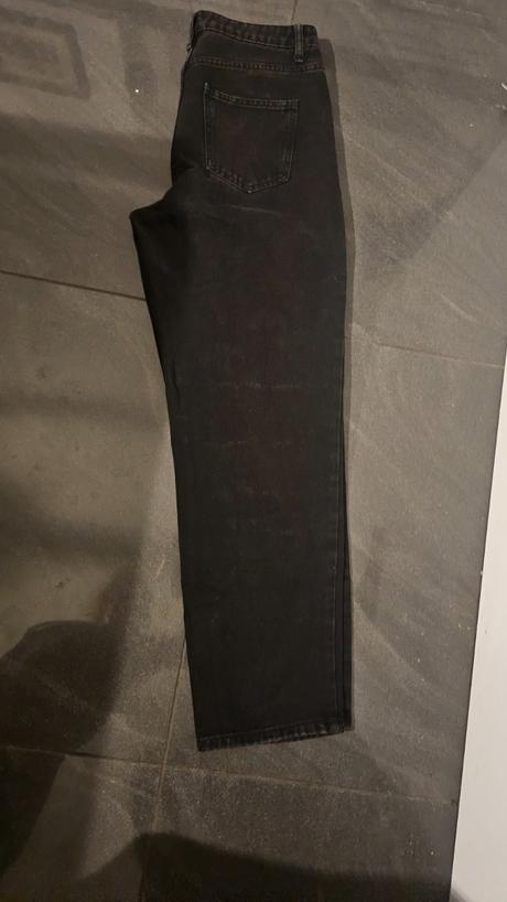 Rifle s vysokým pásom a bielou potlacou, m