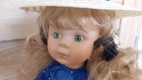 Keramicka babika so stojanom - modre saty, 