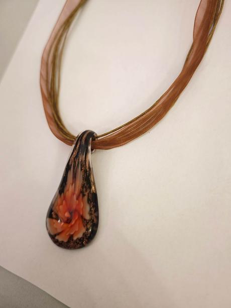 Náhrdelník s originálnym umeleckým príveskom, 