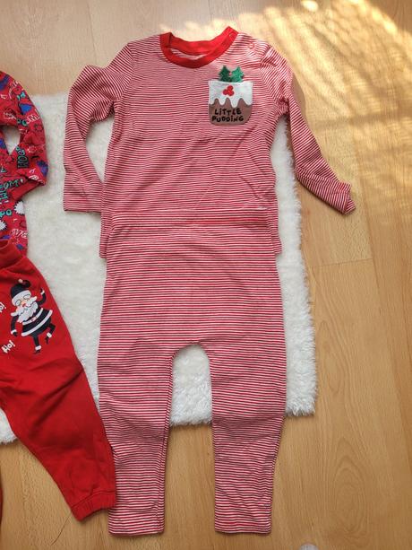 Červené vianočné oblečenie, 86