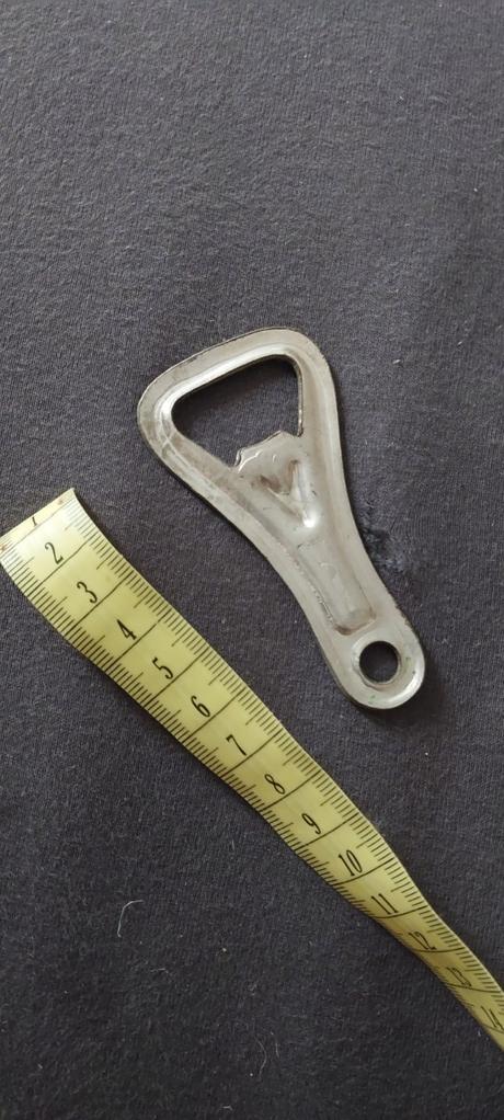 Kovovy otvarak na flase,