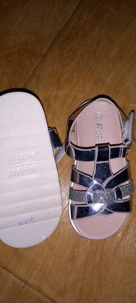 Strieborné sandále, 21
