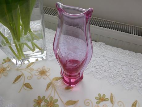 Alexnadritové hútni sklo s růži výška 27,5 cm, 