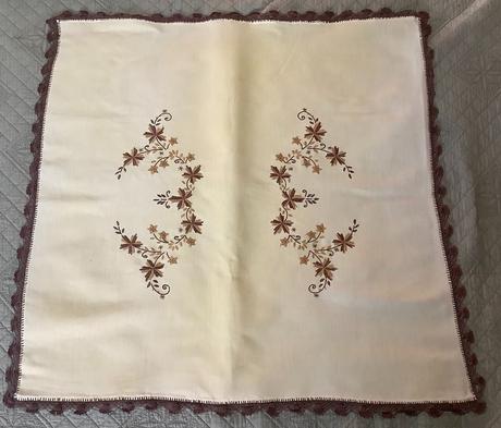 Vyšívaný obrus 85x82cm,