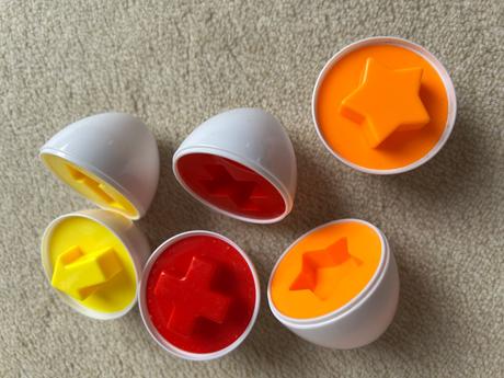 Vajíčka s rôznymi tvarmi na trénovanie tvarov a zr,