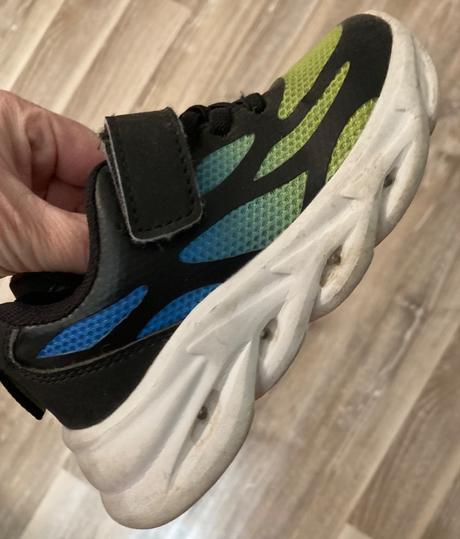 Blikajúce tenisky, 25