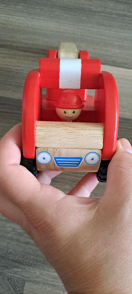Malé drevené auto hasič, 