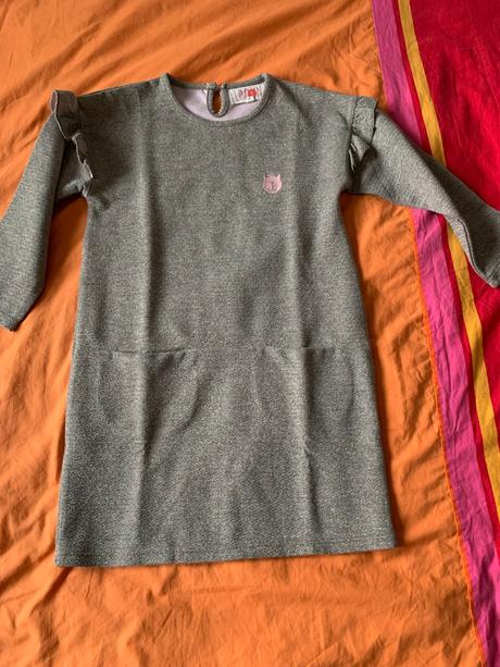 Trblietavé šaty, 128