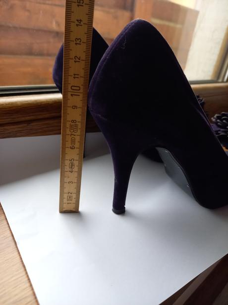 Fialové lodičky, 36