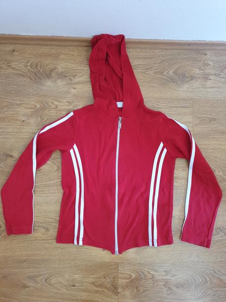 Černený sveter s kapucňou, s