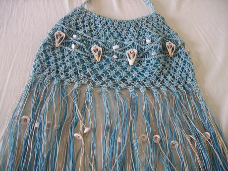 Modrá háčkovaná kabelka s mušľami a strapcami, 