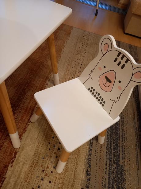 Stôl s 2 stoličkami ako nové, 