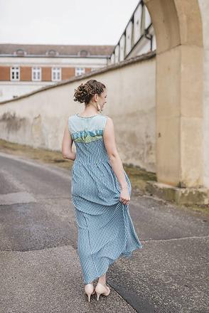 Vyšivané šaty, 38