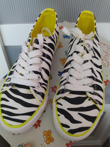 Zebrovane platenky, 35