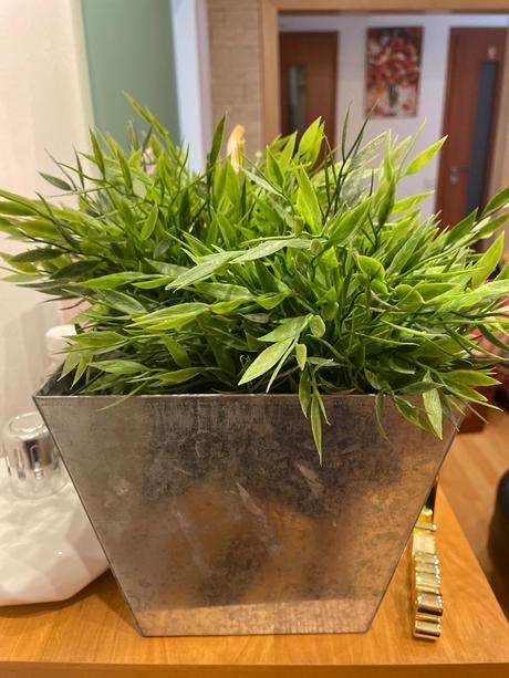 Umelá rastlina v plechovom kvetinaci, 