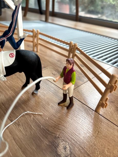 Schleich jazdecká skola s prekážkami a koňmi,