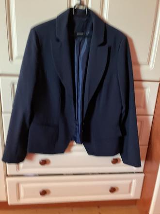 Tmavomodré sako, 42