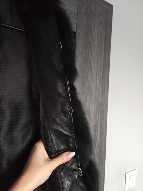 Krasna prava vesta z polarnej lisky, s