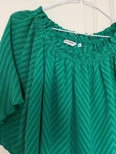 Zelená blúzka s volánmi, naf naf,s