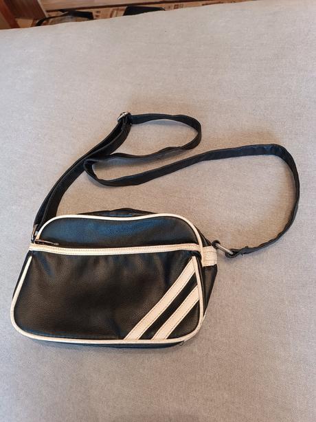 Kabelka cez plece, 