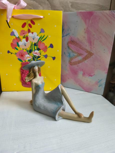 Dekorácia sediaca dáma, 