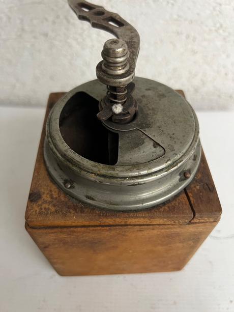 Starozitny dreveny mlyncek na kavu,