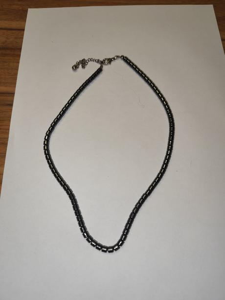 Kovovy nahrdelnik modro ciernej farby, 