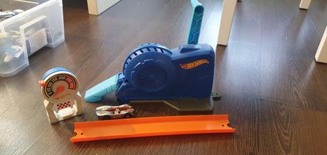 Hot wheels track builder, 