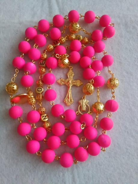 Ruženec s menom a dátumom,