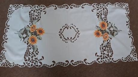 Strojovo vysivany obrus,