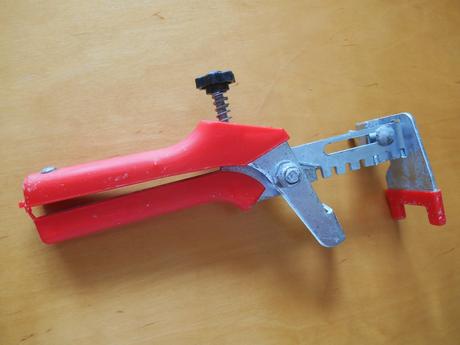 Kliešte na vyrovnanie dlažby a obkladov, 