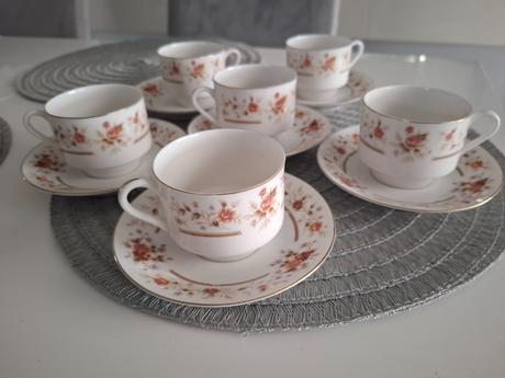 Súprava šálok s tanierikmi,
