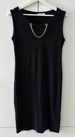 Tmavomodé šaty s retiazkou, m