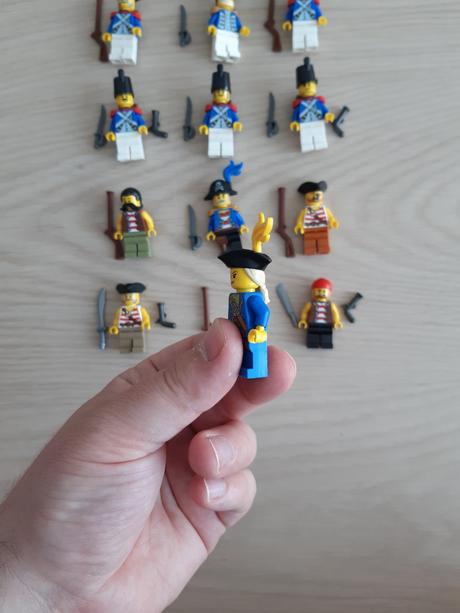 Predám lego mix nových vojakov a pirátov,