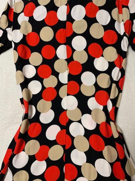 Krásne šaty s tylom a guličkami zn. magenta, l / m