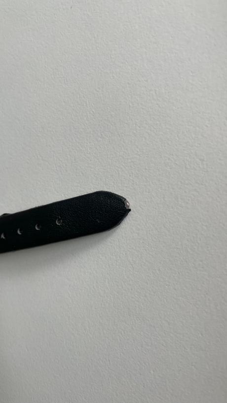 Čierny kožený remienok biely ciferník strieborné, h&m