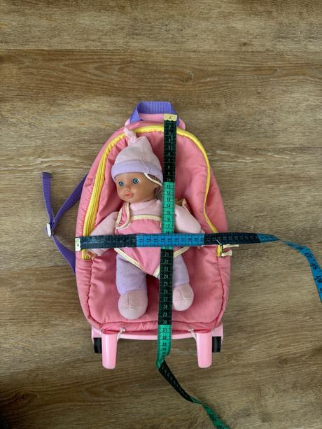 Batoh s bábikou na kolieskach,