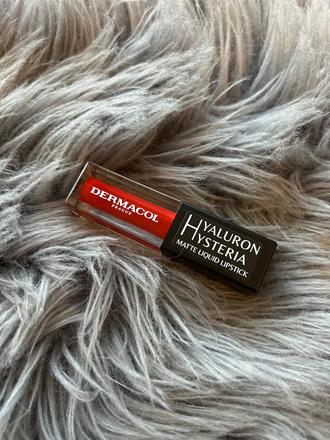 Červený ruž dermacol, 